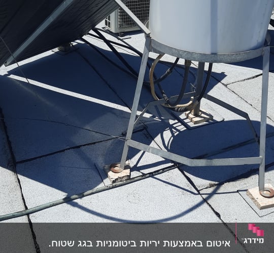 חיבורים ואיטום על גג עם קולטי שמש